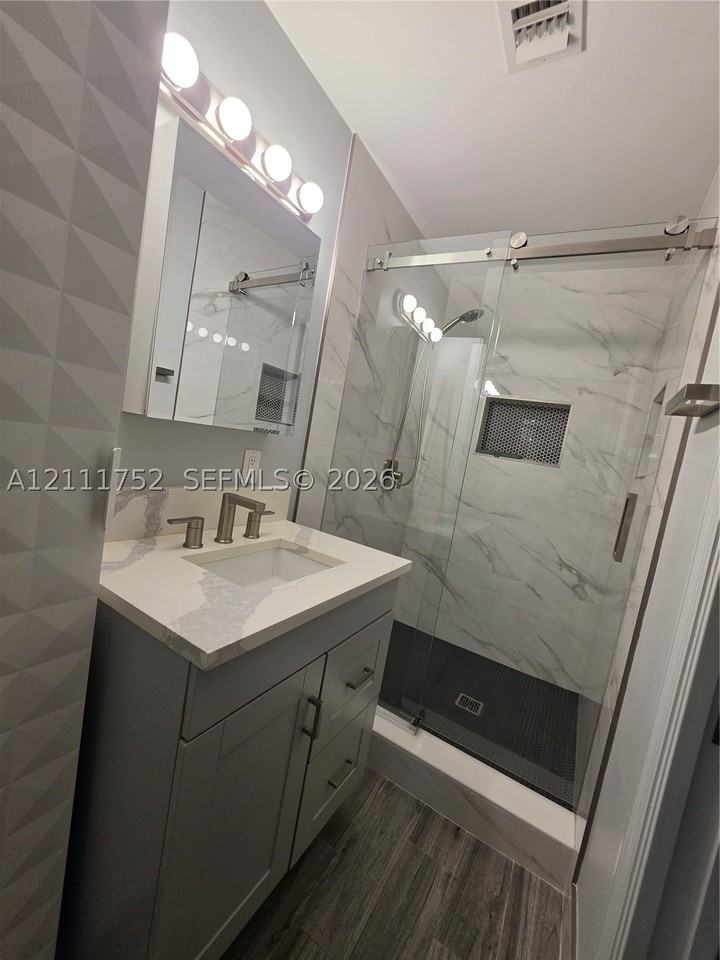 2901 Ne 11th Ter - Photo 3 of 14