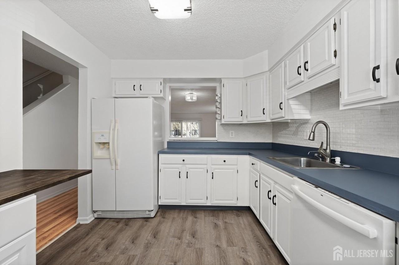 55 Hampshire Dr - Photo 5 of 24