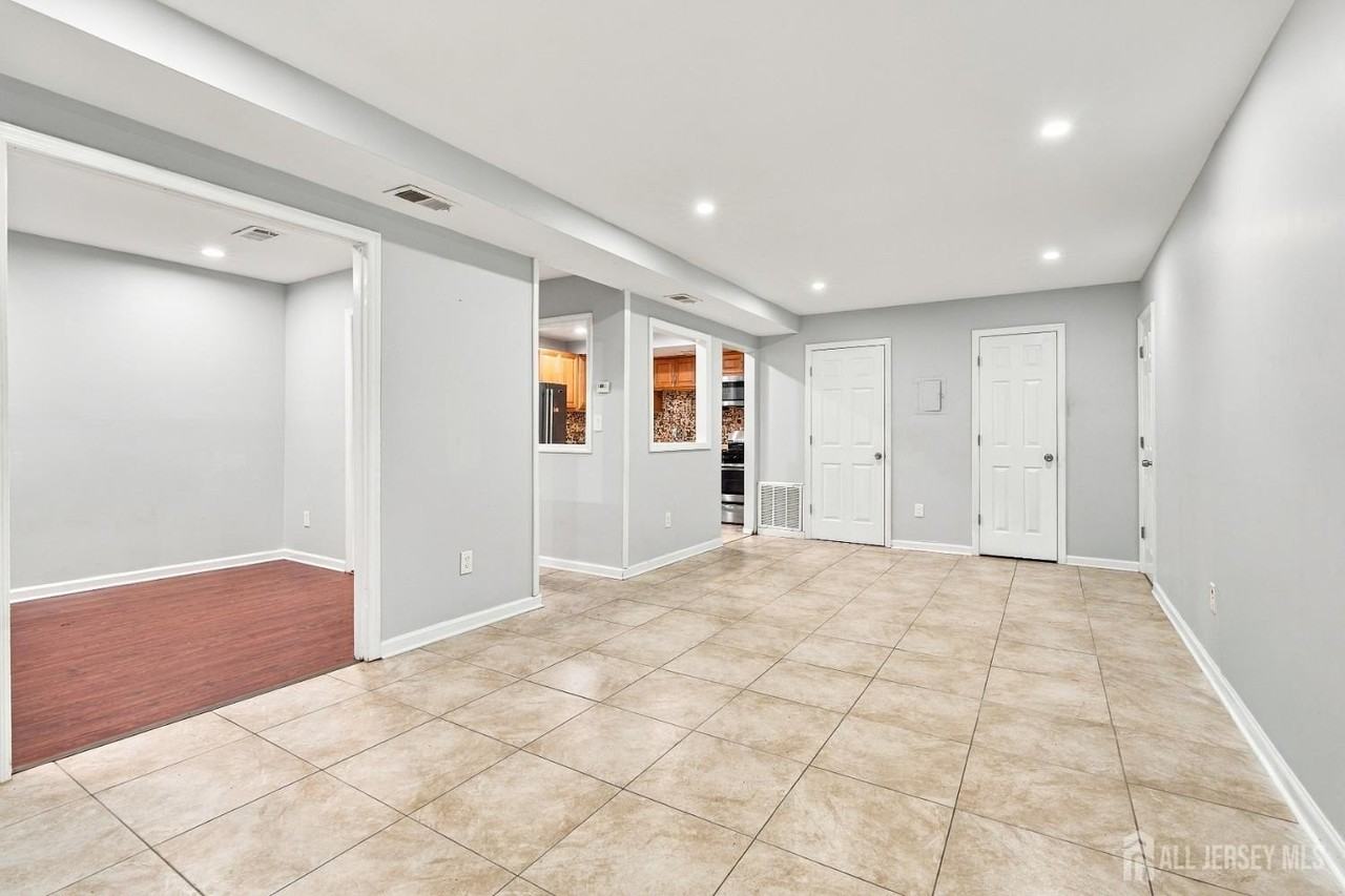 25 College Dr - Photo 3 of 20