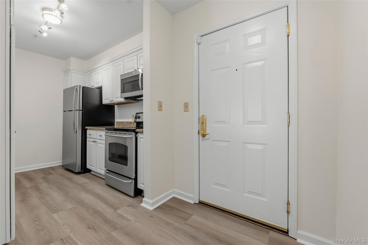 102 Sutton Dr - Photo 3 of 24