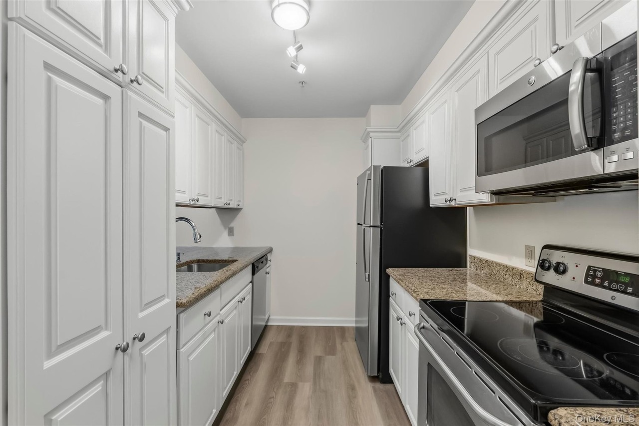 102 Sutton Dr - Photo 4 of 24