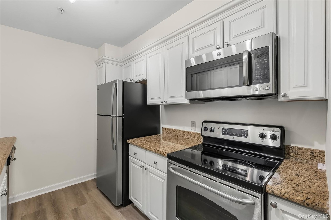 102 Sutton Dr - Photo 5 of 24