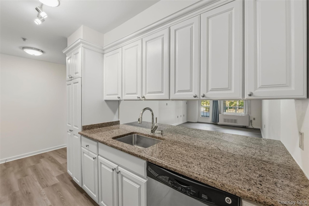 102 Sutton Dr - Photo 7 of 24