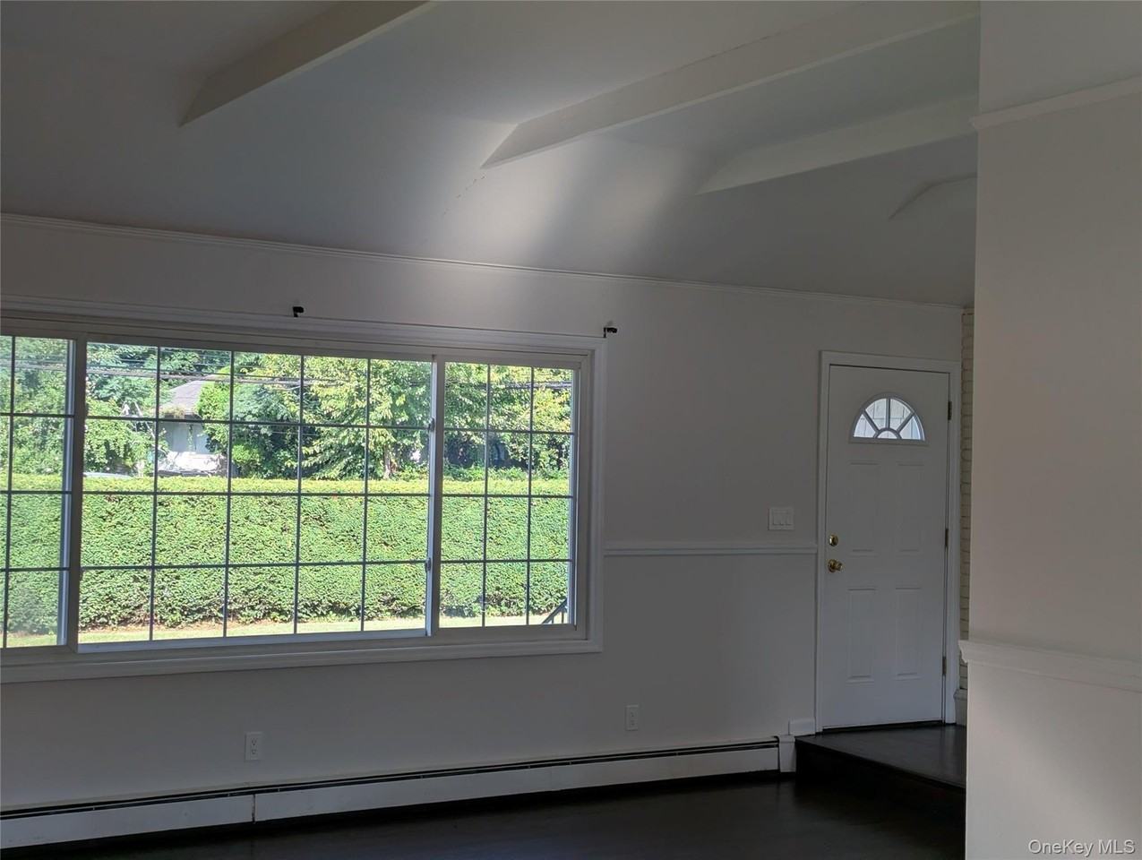 586 Little East Neck Rd - Photo 3 of 16
