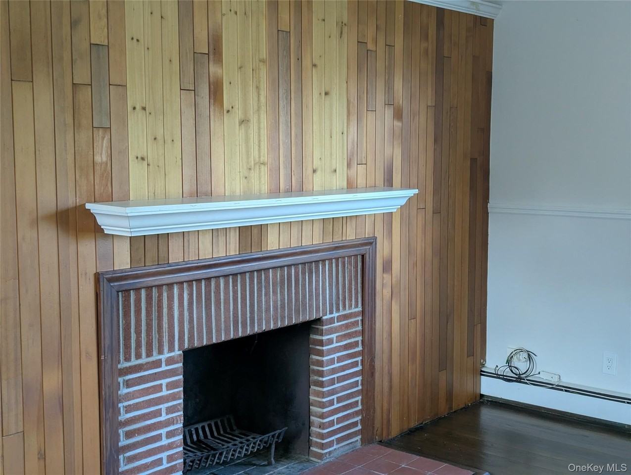 586 Little East Neck Rd - Photo 4 of 16
