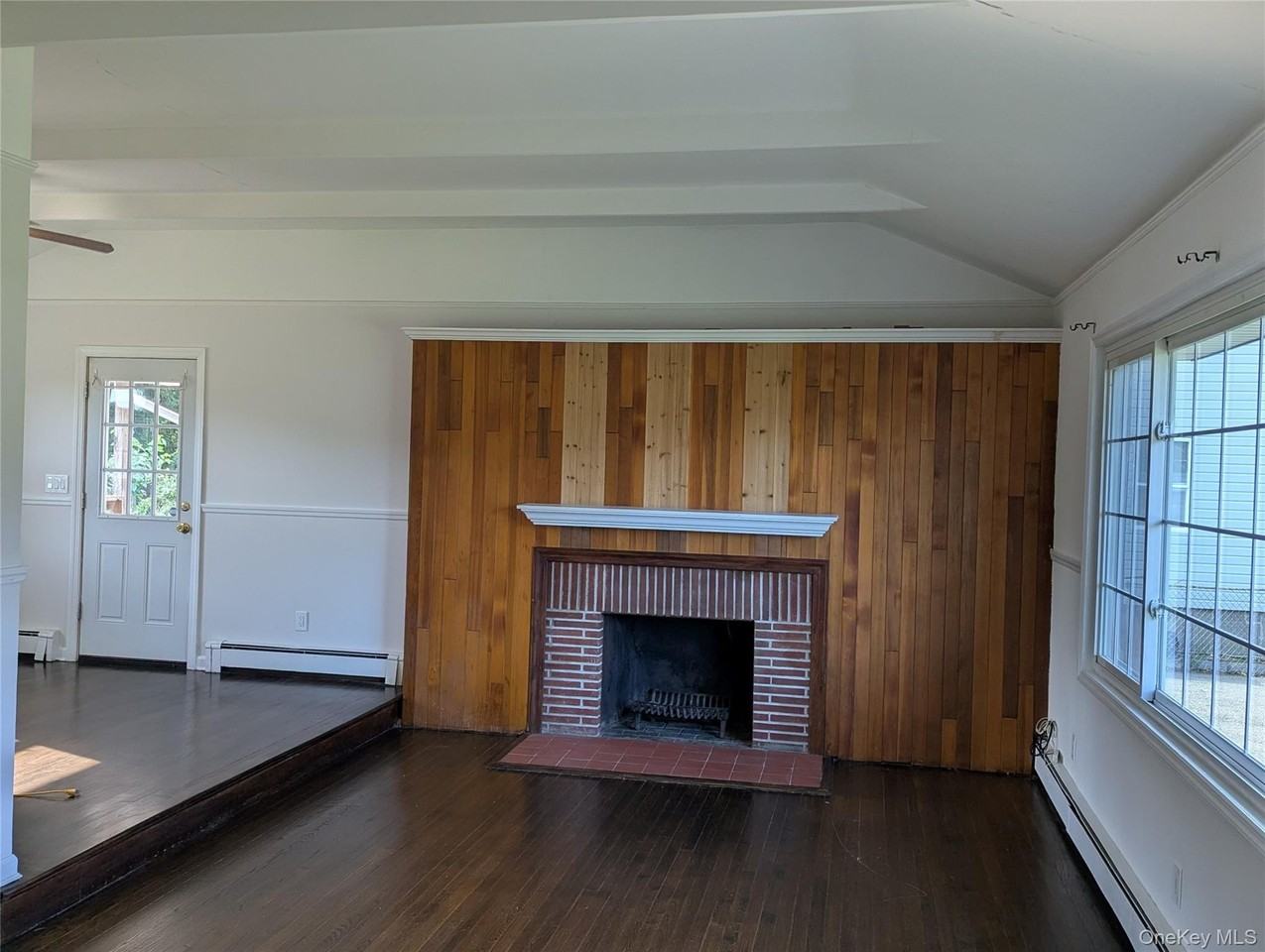 586 Little East Neck Rd - Photo 5 of 16