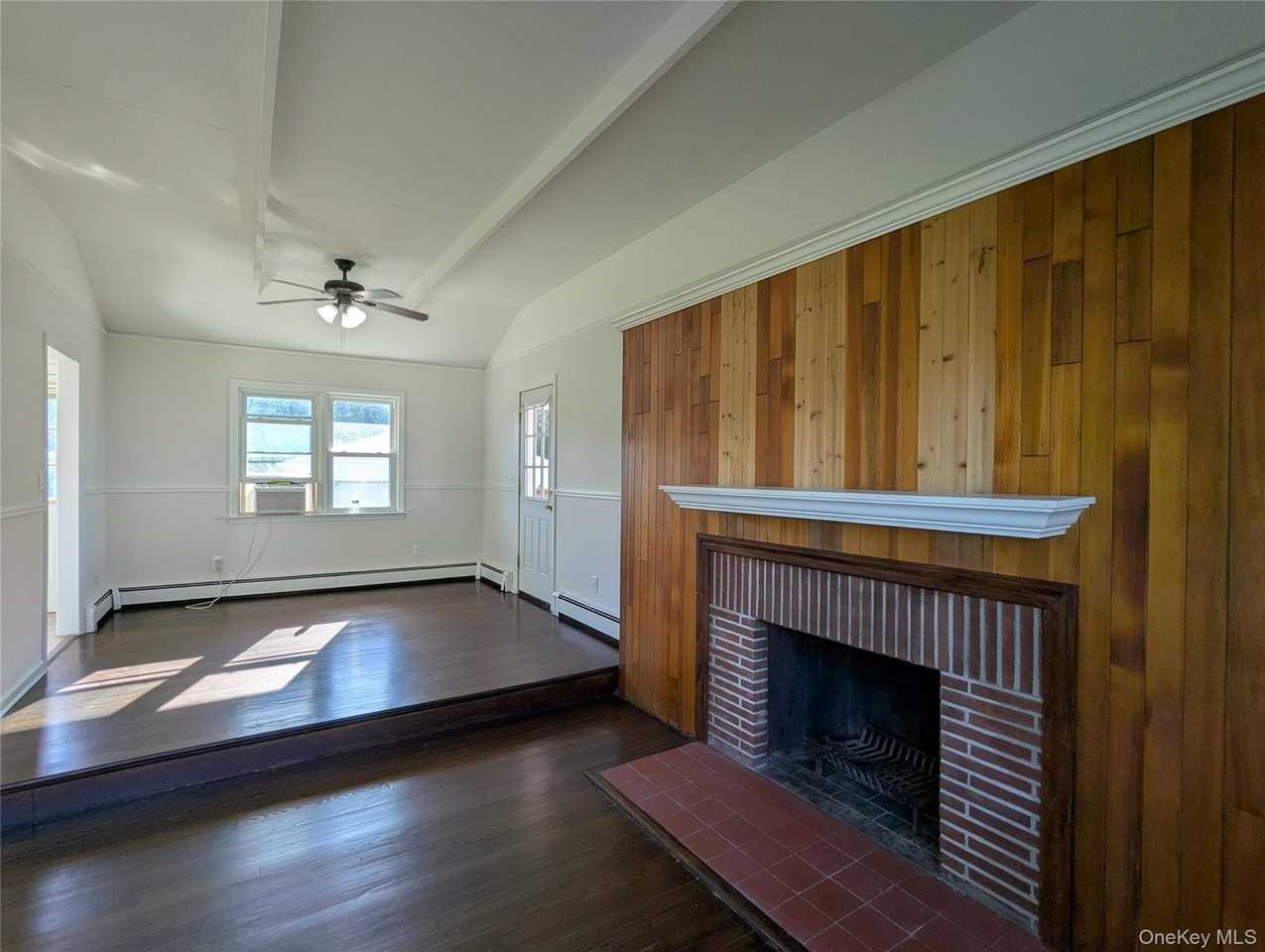 586 Little East Neck Rd - Photo 6 of 16