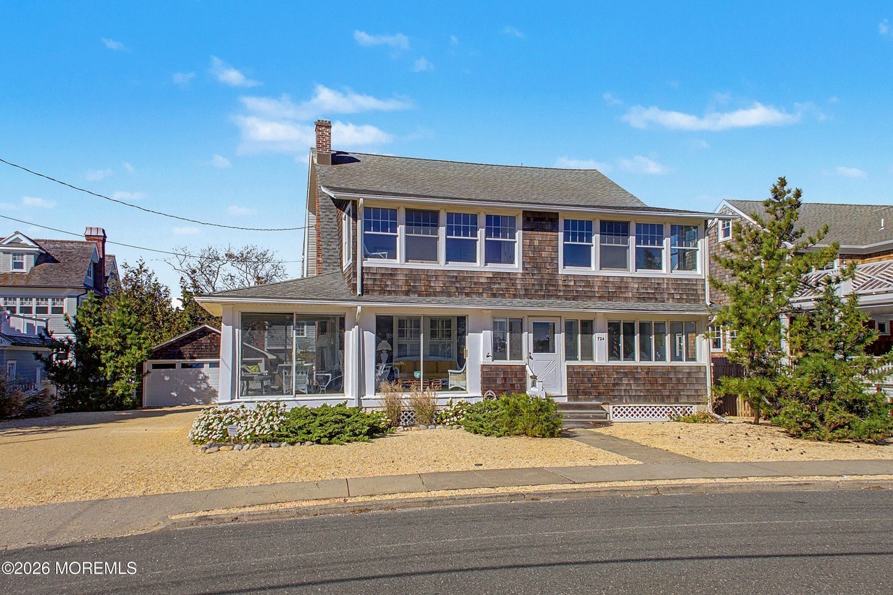 724 East Ave - Photo 2 of 23