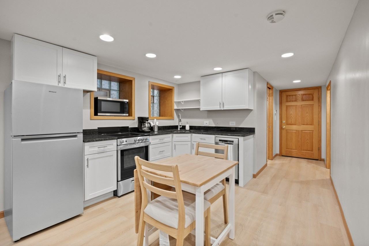 1419 W George St #G - Photo 6 of 13
