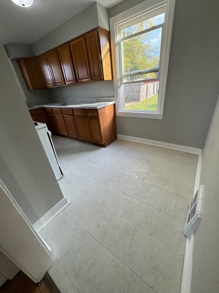 1320 Kinsey Ave - Photo 2 of 7