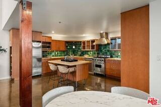 615 Hampton Dr #C102 - Photo 4 of 8