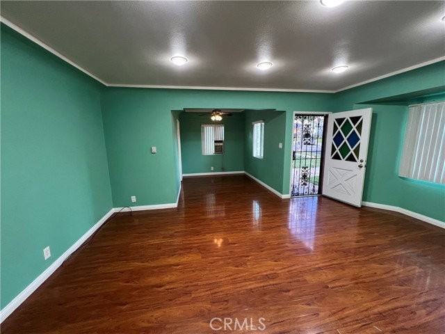 2205 W Victoria Ave - Photo 2 of 8