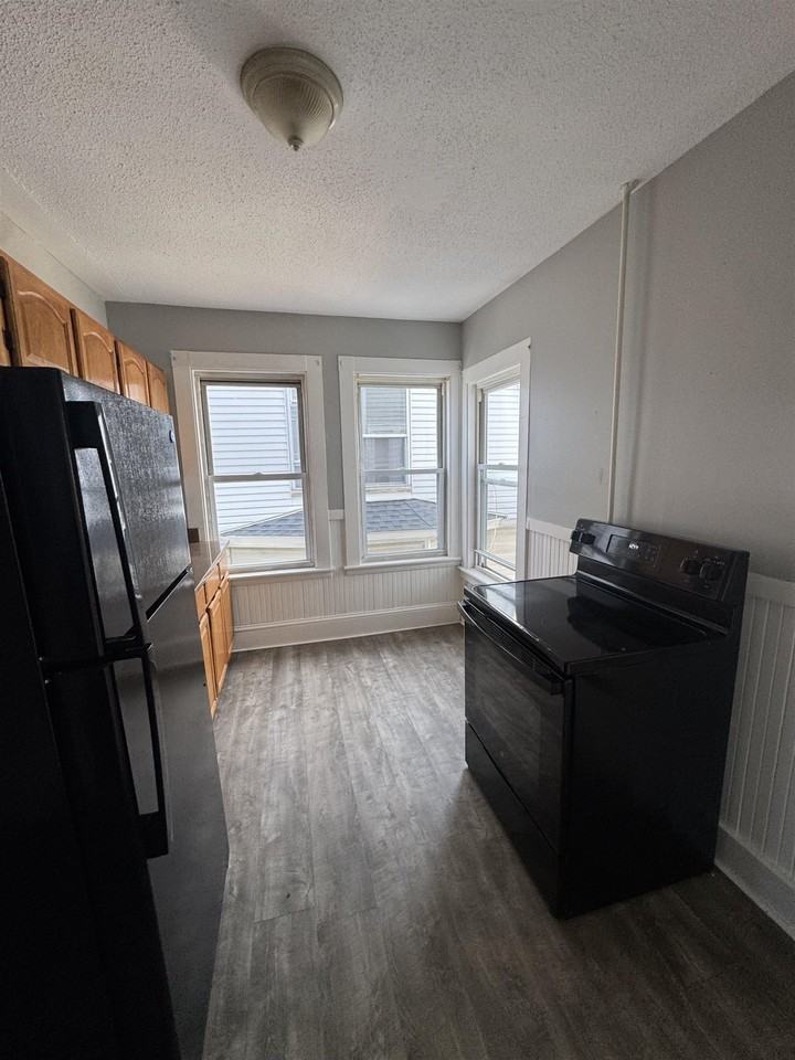 420 Maple St #4 - Photo 5 of 11