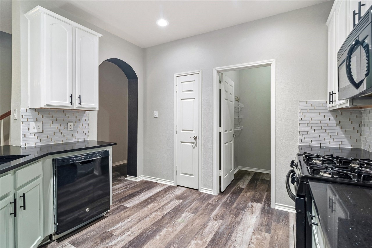1145 King George Ln - Photo 4 of 17