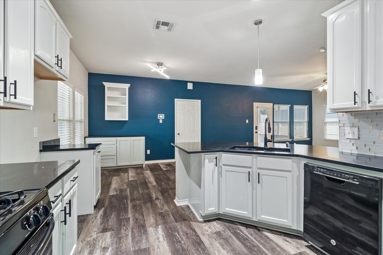 1145 King George Ln - Photo 6 of 17