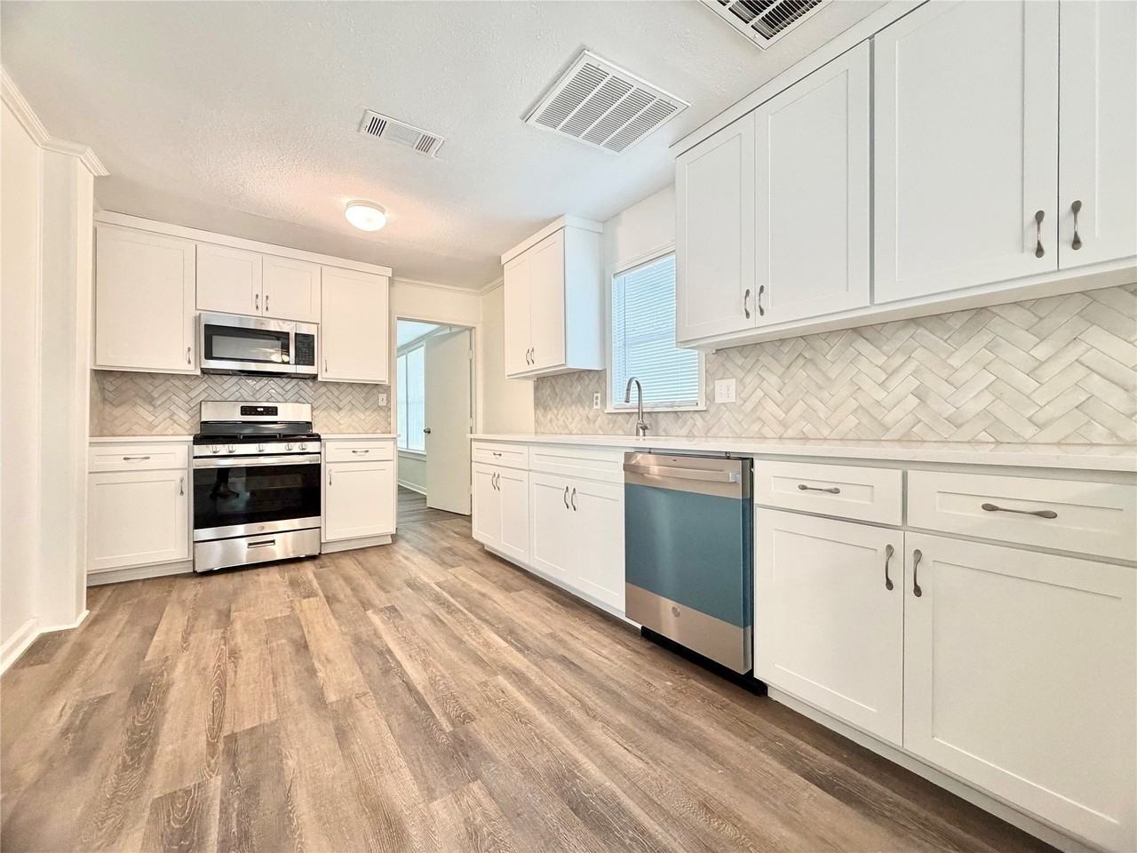 1114 Peak St - Photo 2 of 25