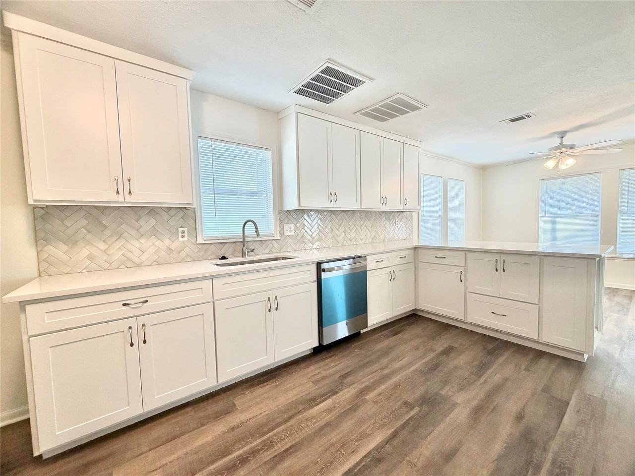 1114 Peak St - Photo 3 of 25