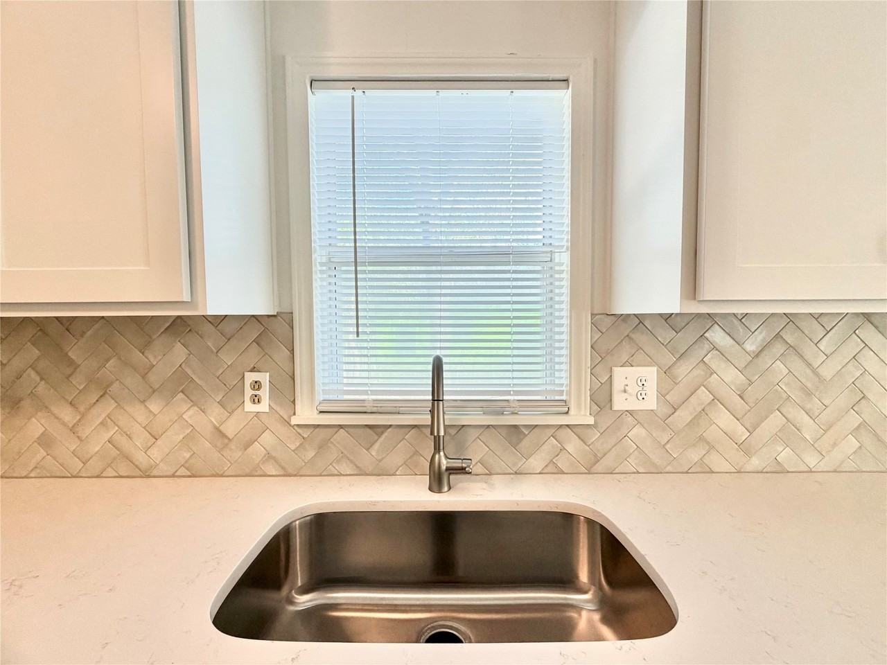 1114 Peak St - Photo 5 of 25