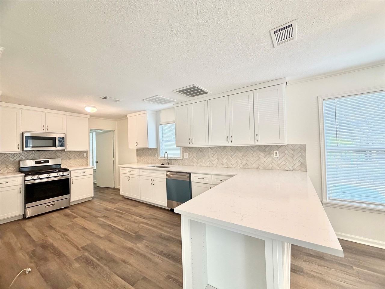 1114 Peak St - Photo 6 of 25