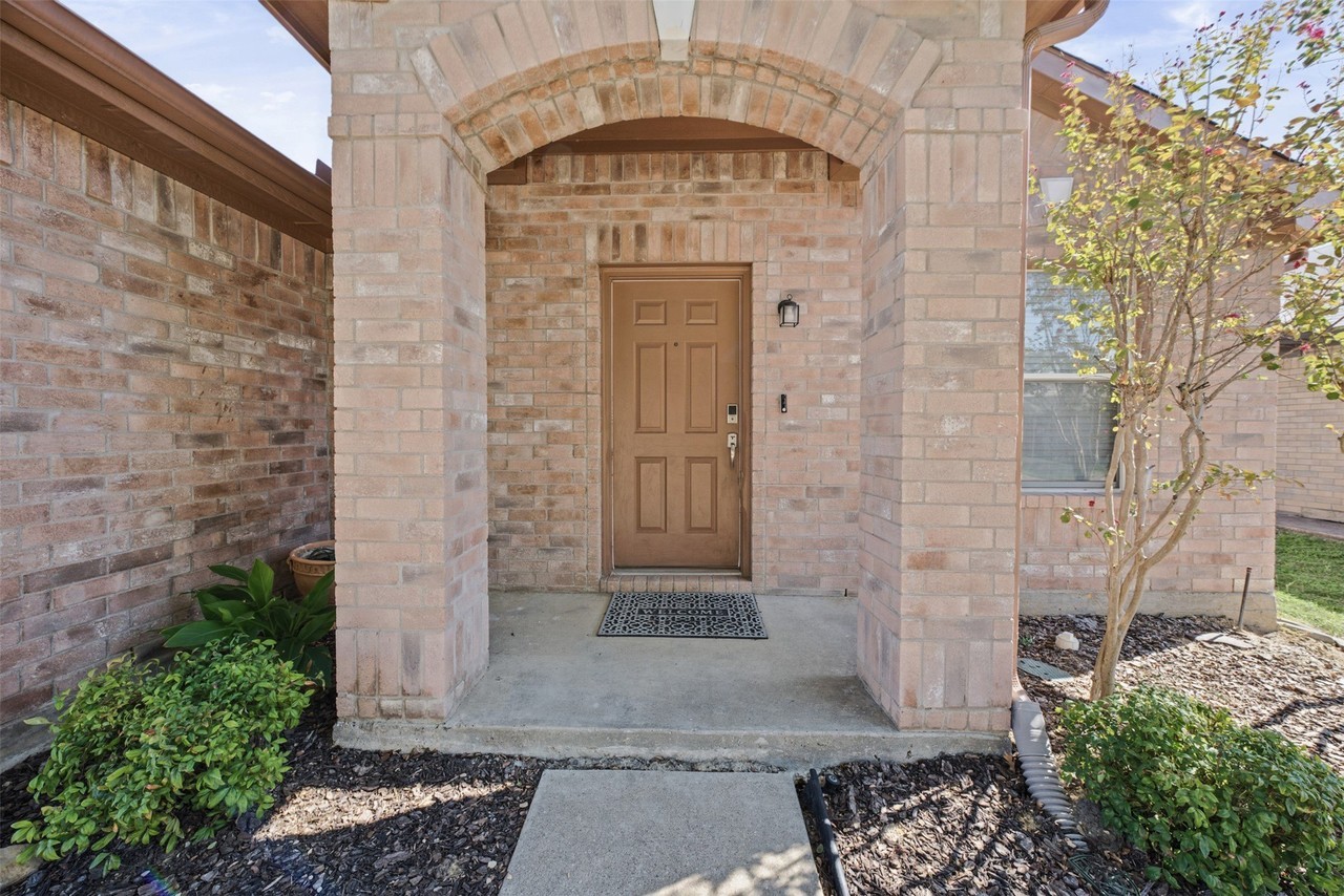 5428 Maverick Dr - Photo 3 of 40