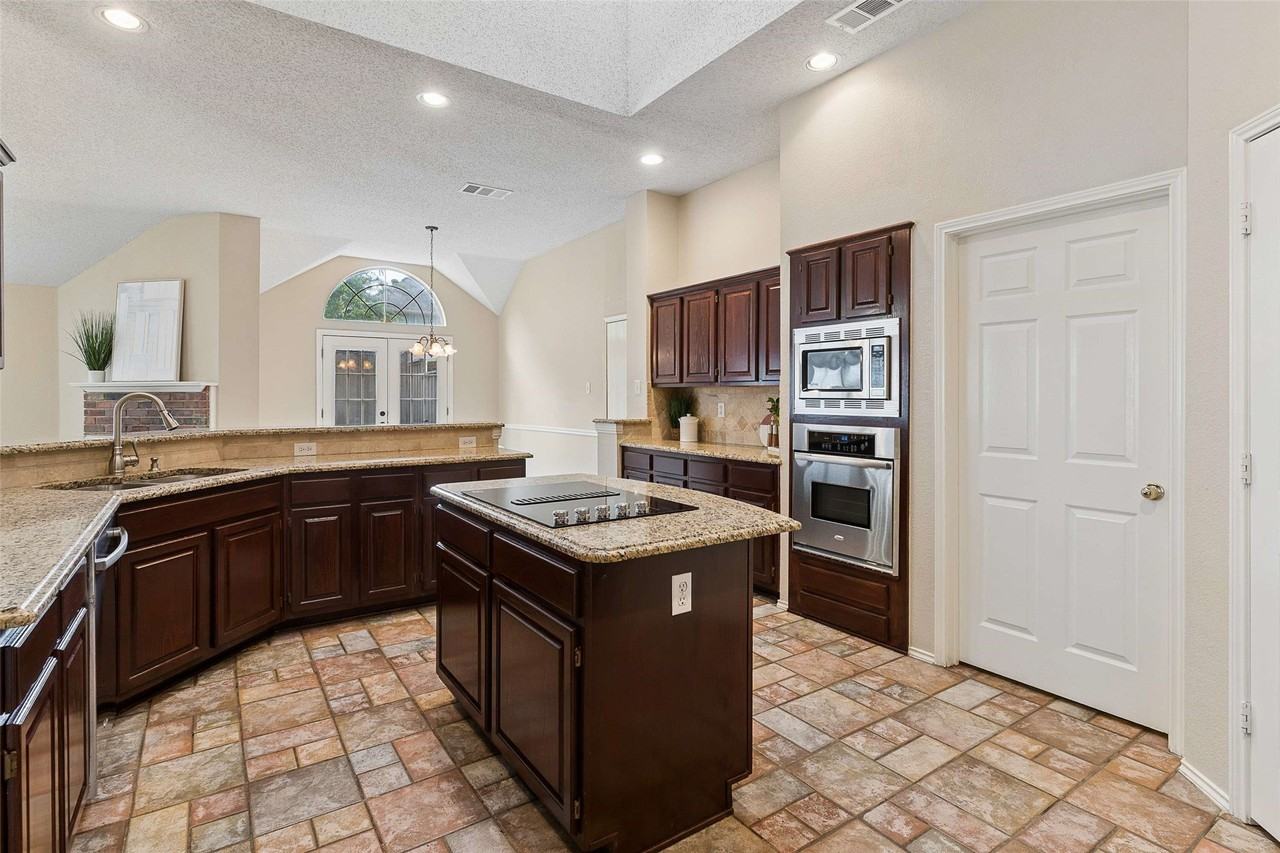 2104 Gent Dr - Photo 7 of 27