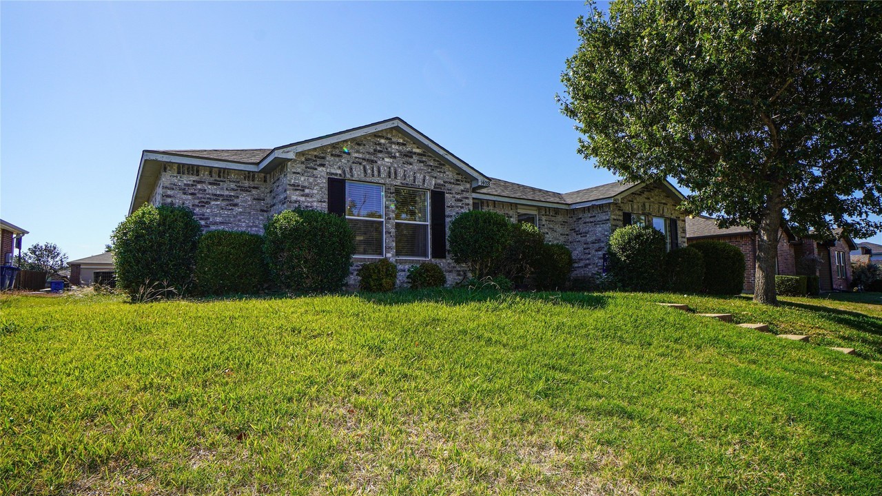 1403 Glenwick Dr - Photo 2 of 23