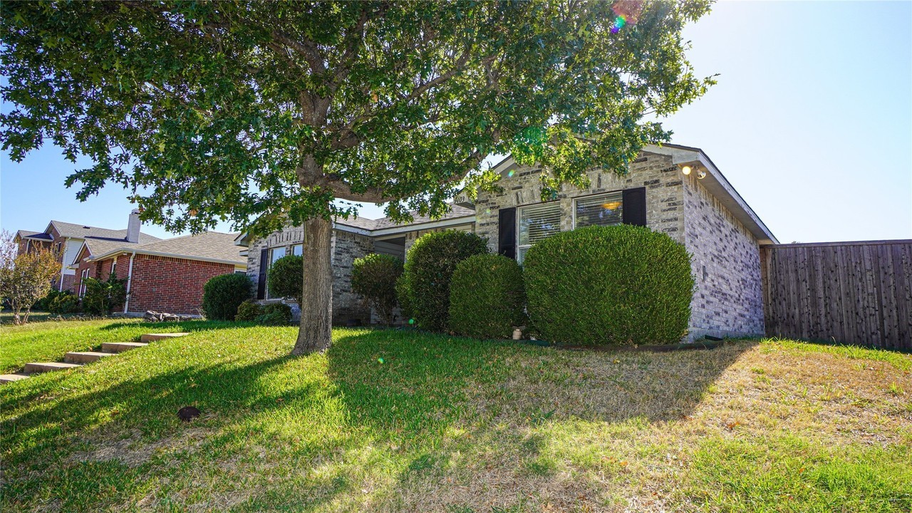 1403 Glenwick Dr - Photo 3 of 23