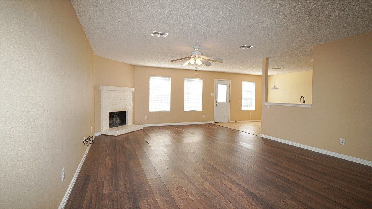 1403 Glenwick Dr - Photo 4 of 23
