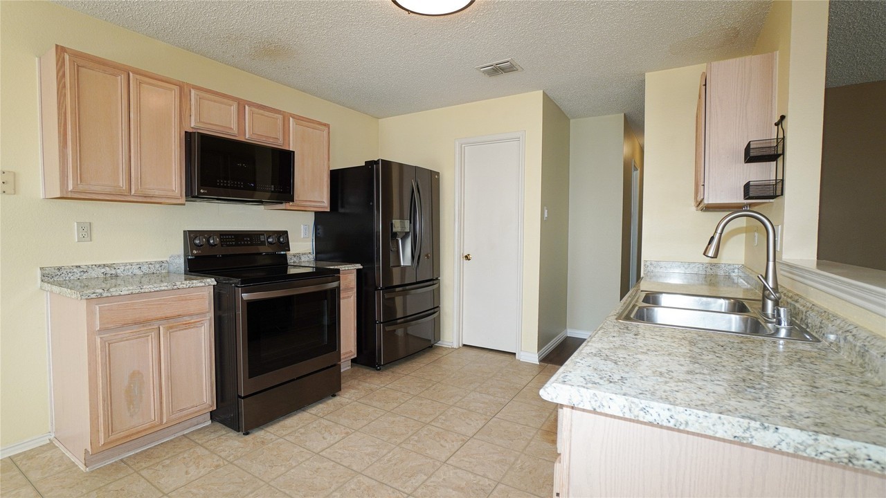 1403 Glenwick Dr - Photo 6 of 23