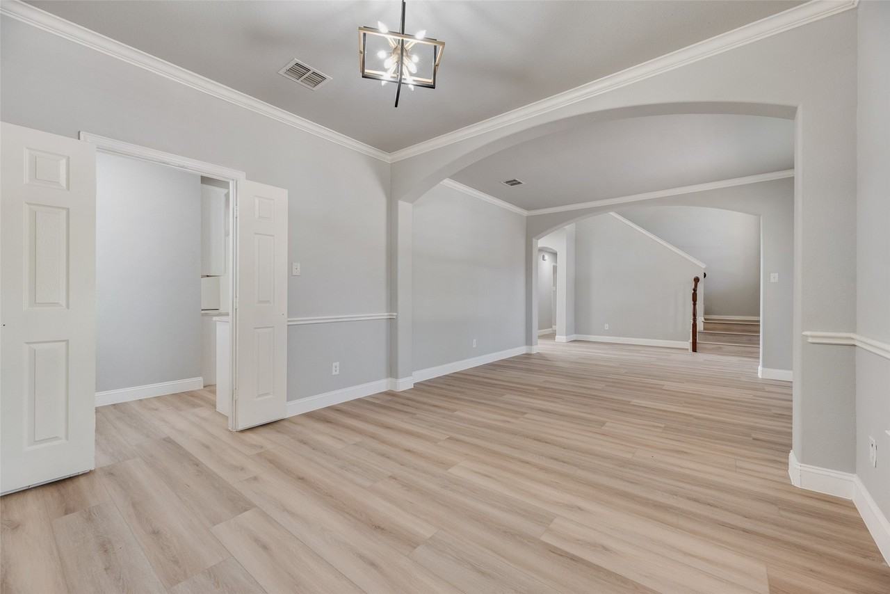 1716 Clarke Springs Dr - Photo 4 of 21