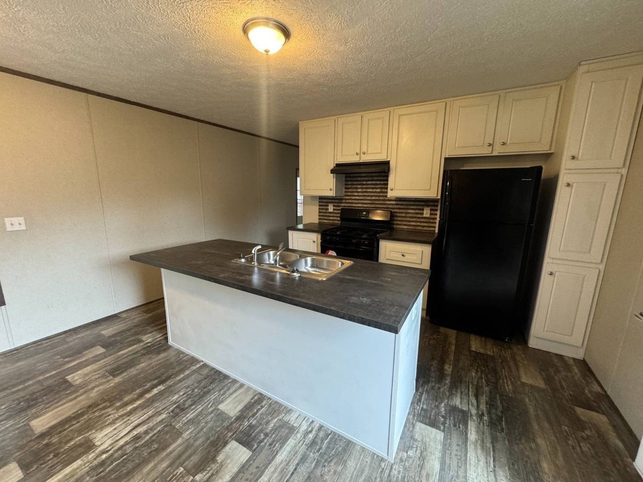 165 Oxford Cir - Photo 3 of 13
