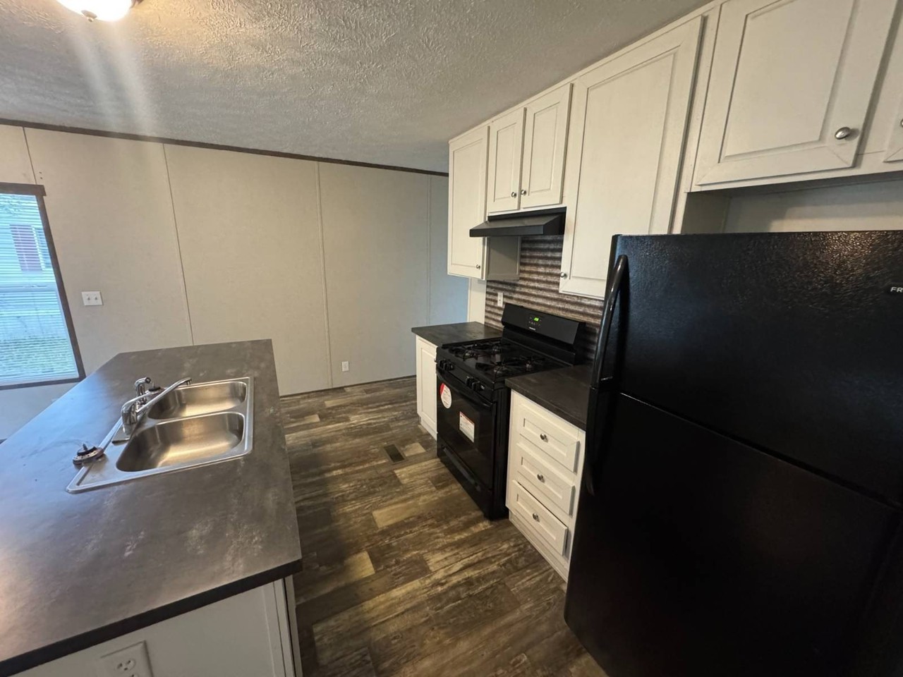 165 Oxford Cir - Photo 4 of 13