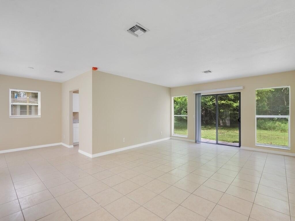 125 Ne Prima Vista Blvd - Photo 5 of 39