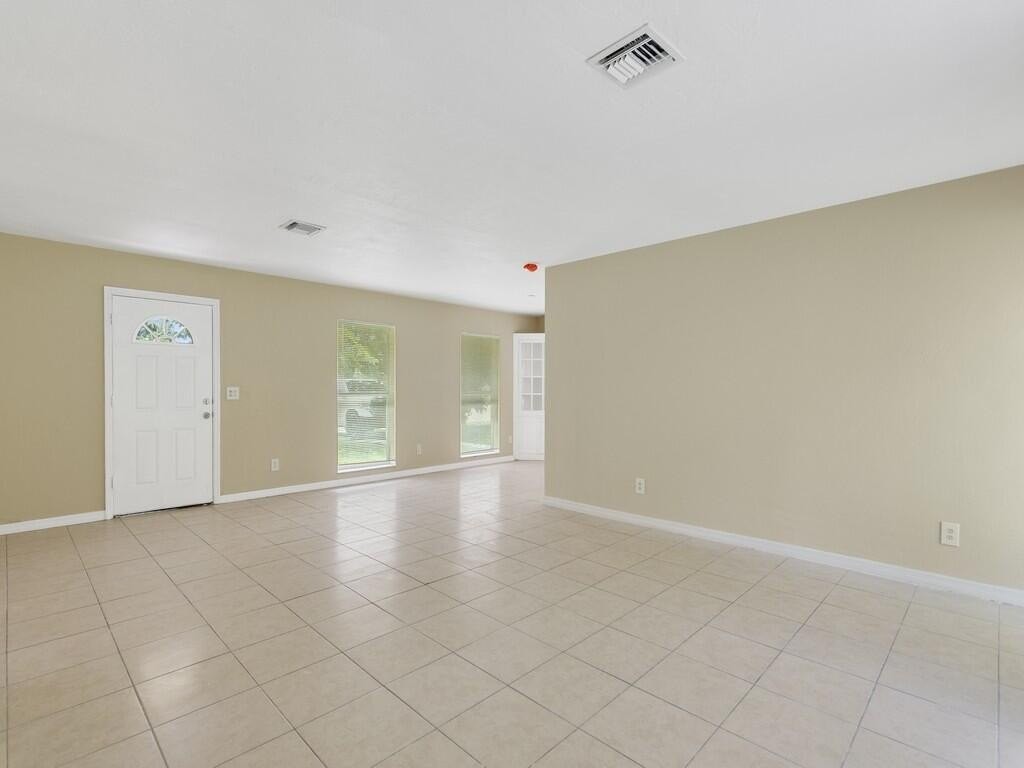 125 Ne Prima Vista Blvd - Photo 7 of 39