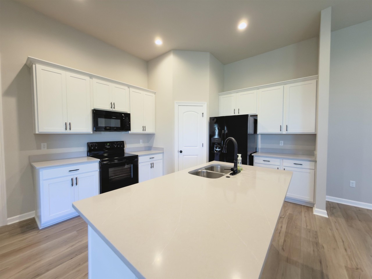 183 Pond Dr - Photo 3 of 11