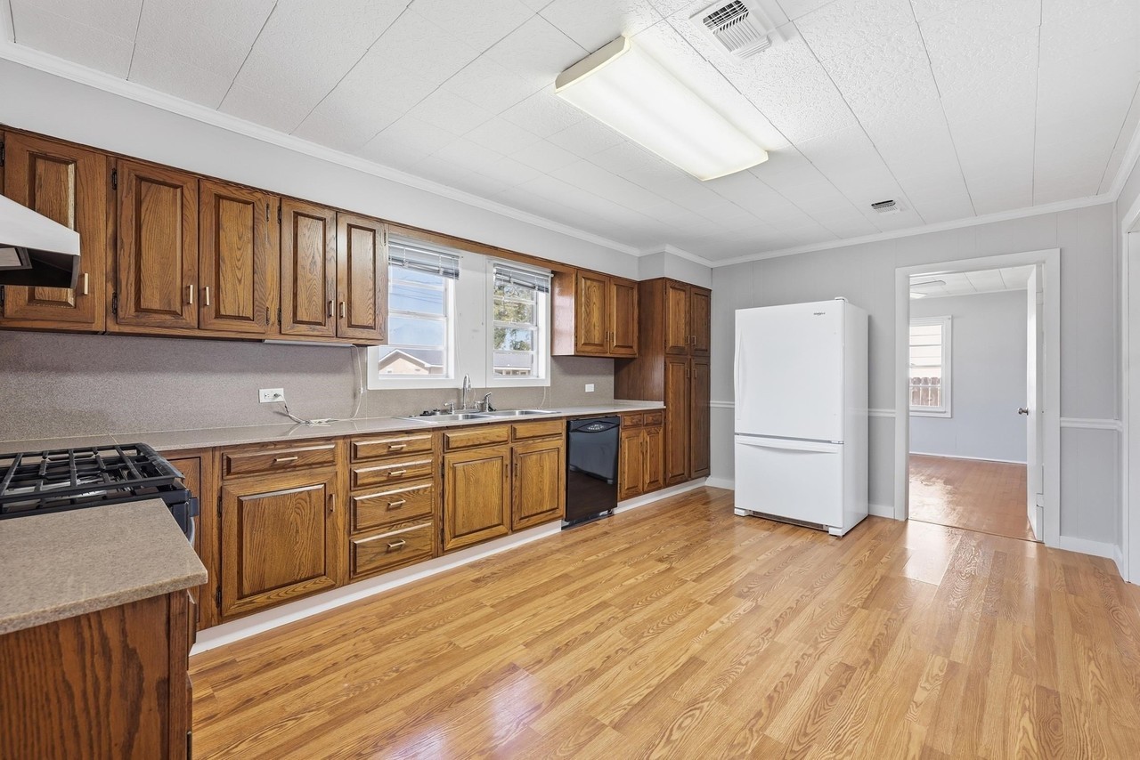 304 Patterson St - Photo 3 of 12