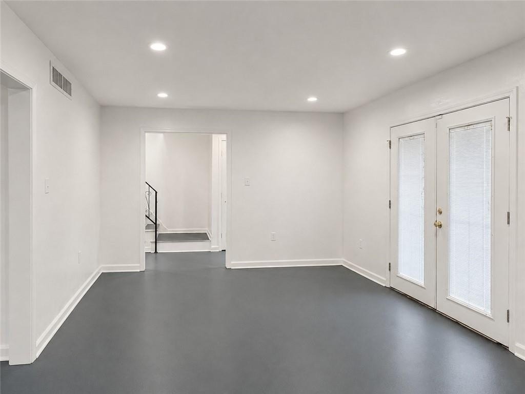 7702 Belcrest Pl - Photo 3 of 17