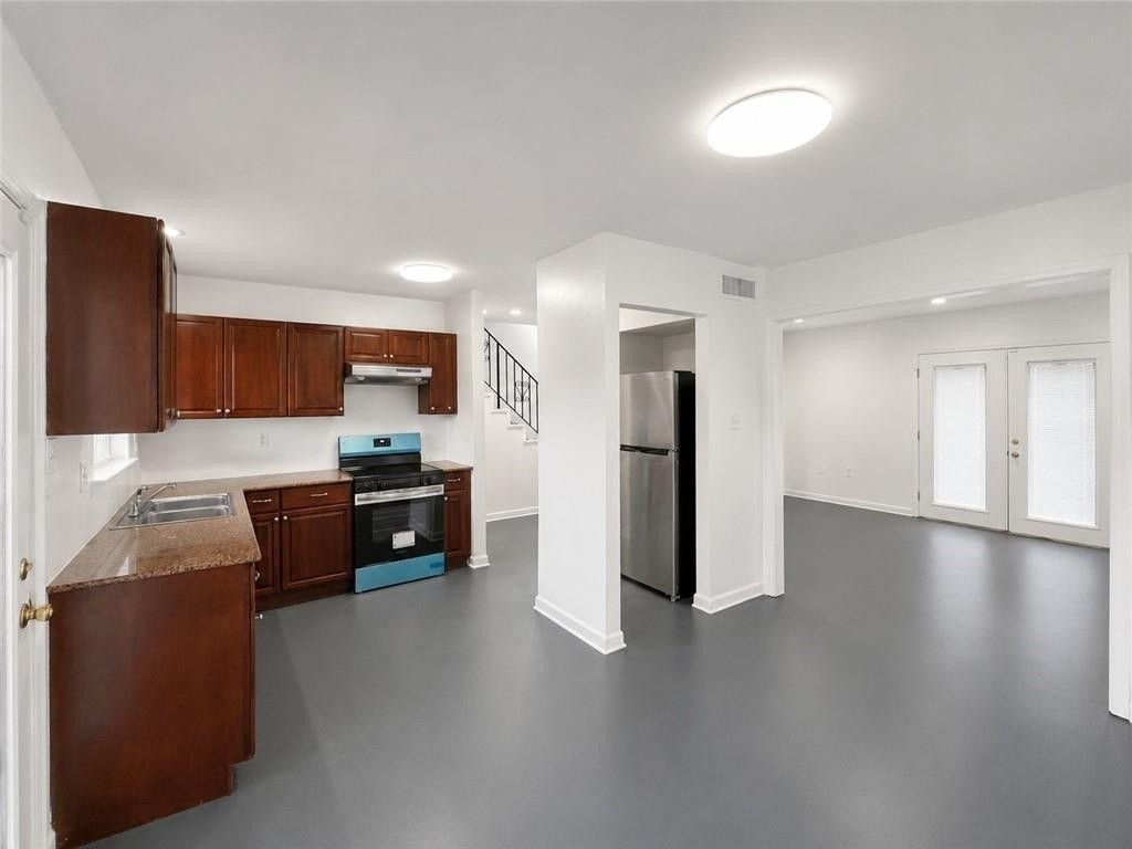 7702 Belcrest Pl - Photo 5 of 17