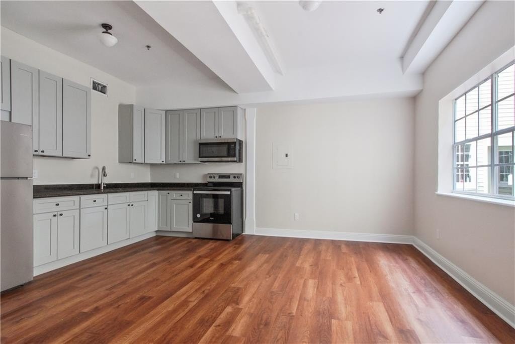2135 2nd St - Photo 4 of 22