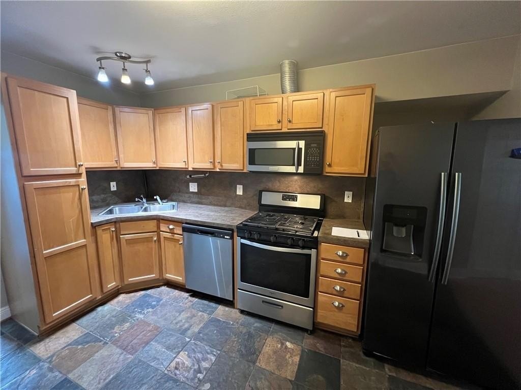1010 Community St - Photo 5 of 11