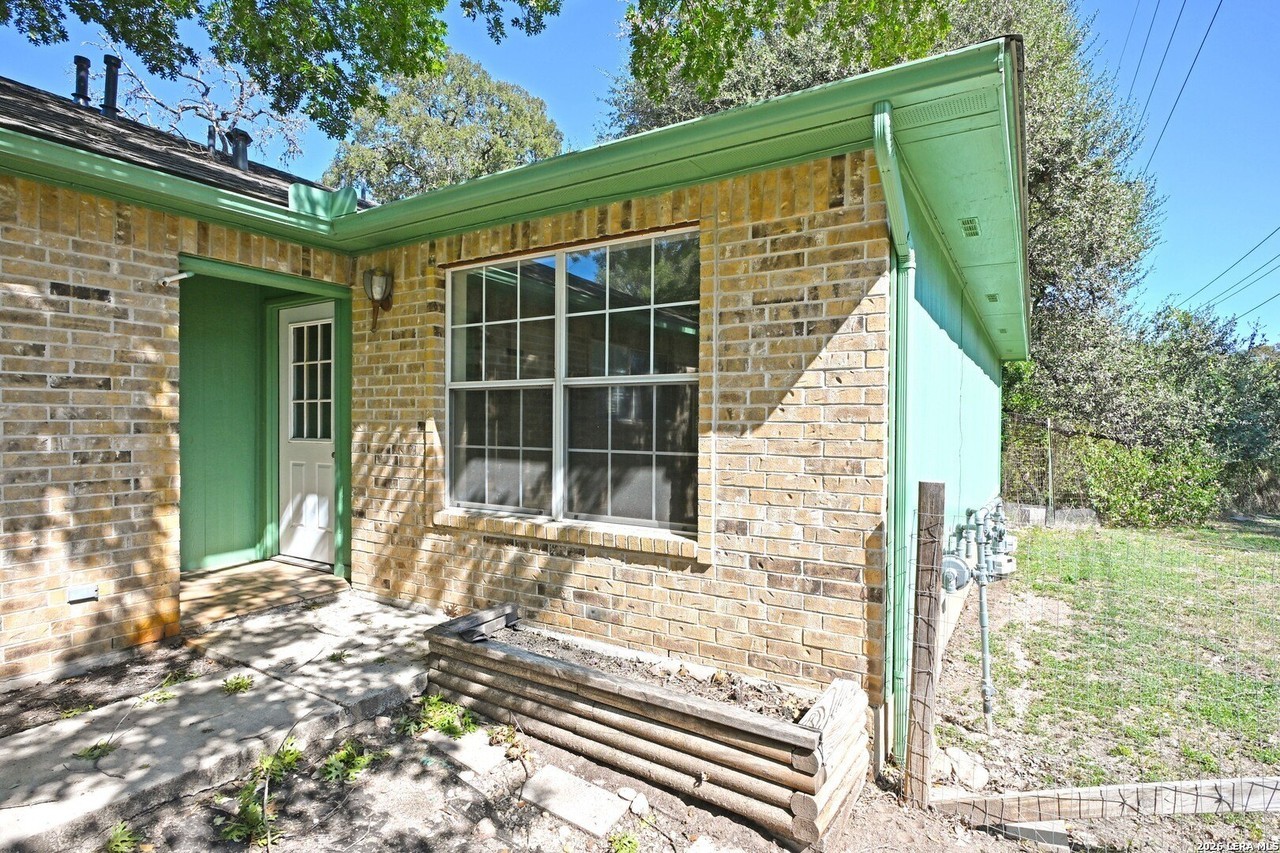 570 Beverly Ln - Photo 3 of 18