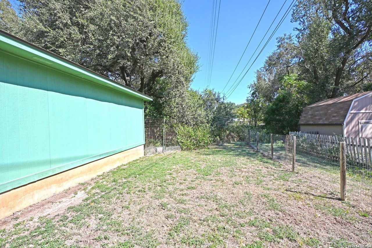570 Beverly Ln - Photo 4 of 18