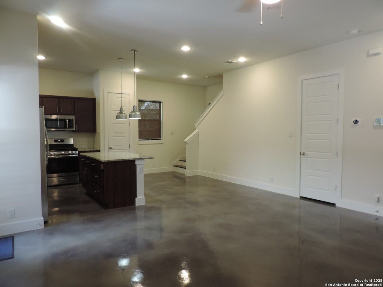 425 E Mistletoe Ave #400 - Photo 6 of 33