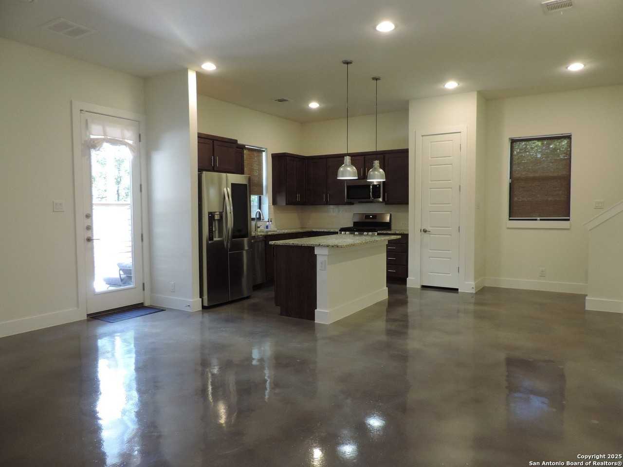425 E Mistletoe Ave #400 - Photo 7 of 33