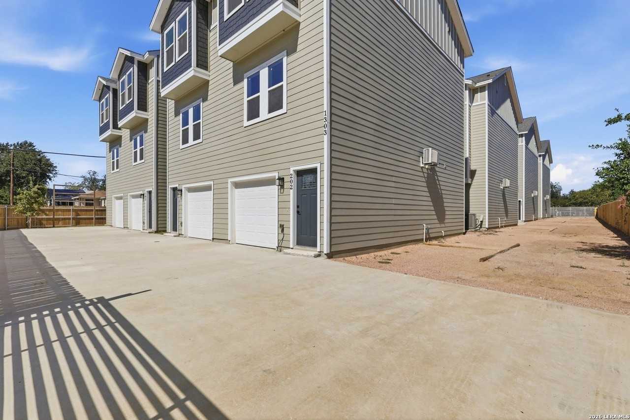 1303 Essex St - Photo 2 of 28
