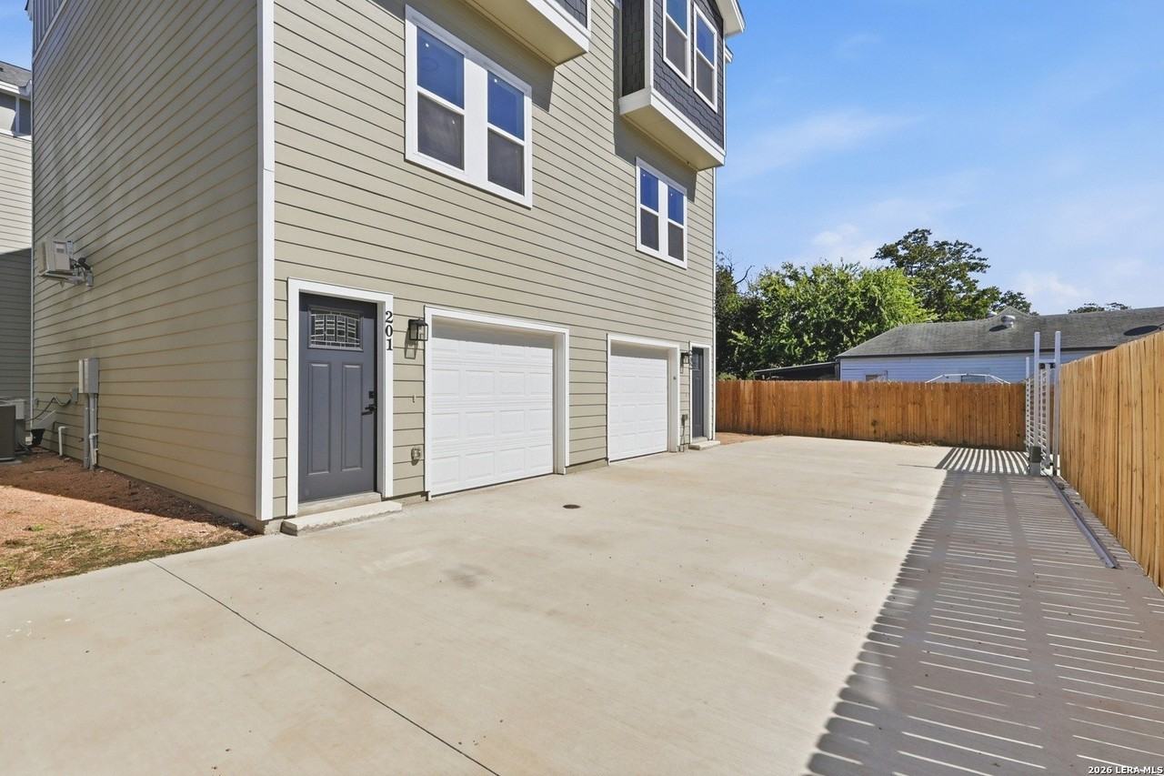 1303 Essex St - Photo 3 of 28