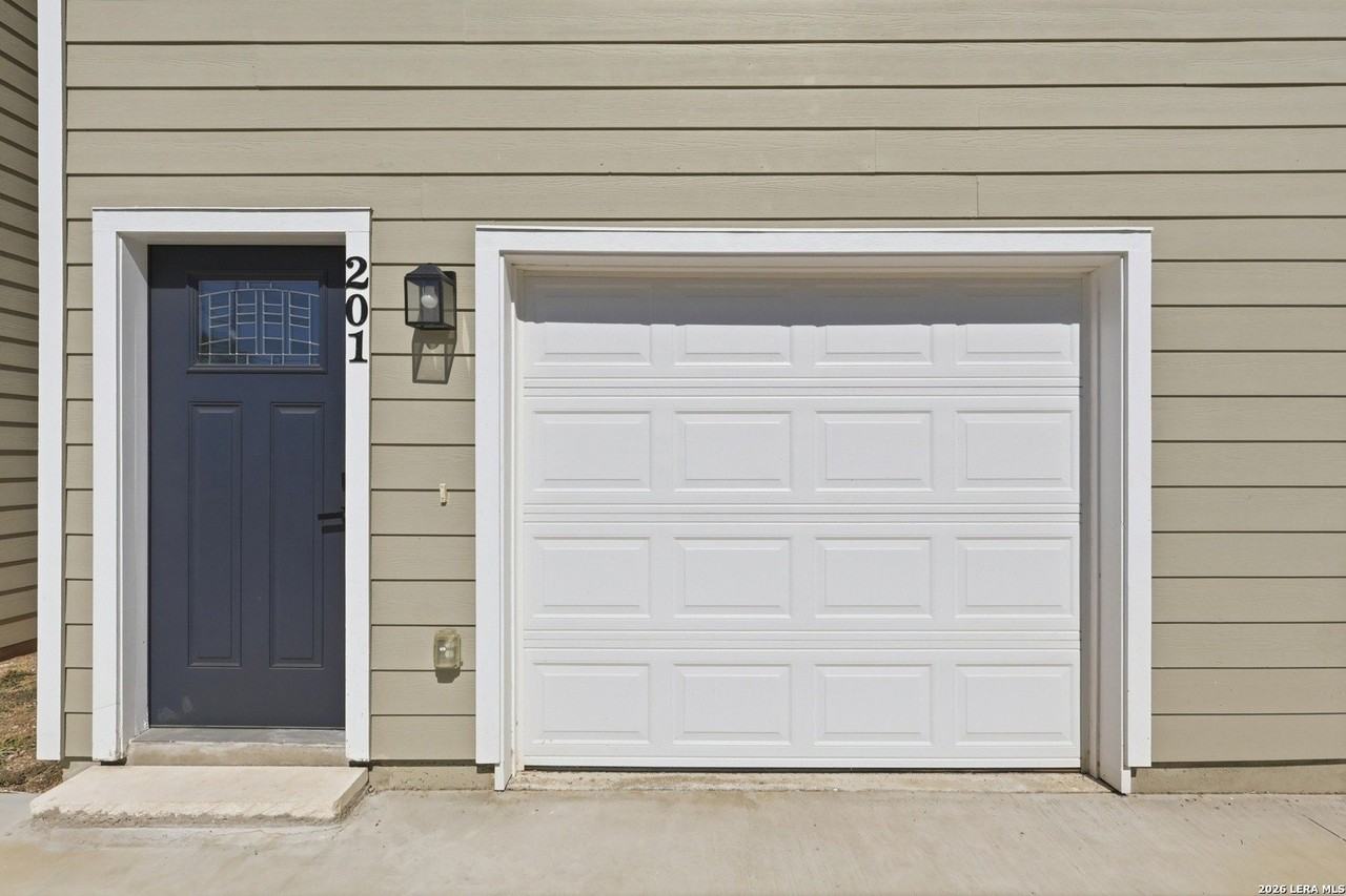 1303 Essex St - Photo 4 of 28