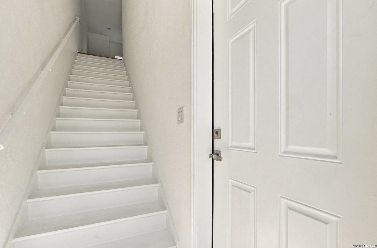 1303 Essex St - Photo 5 of 28