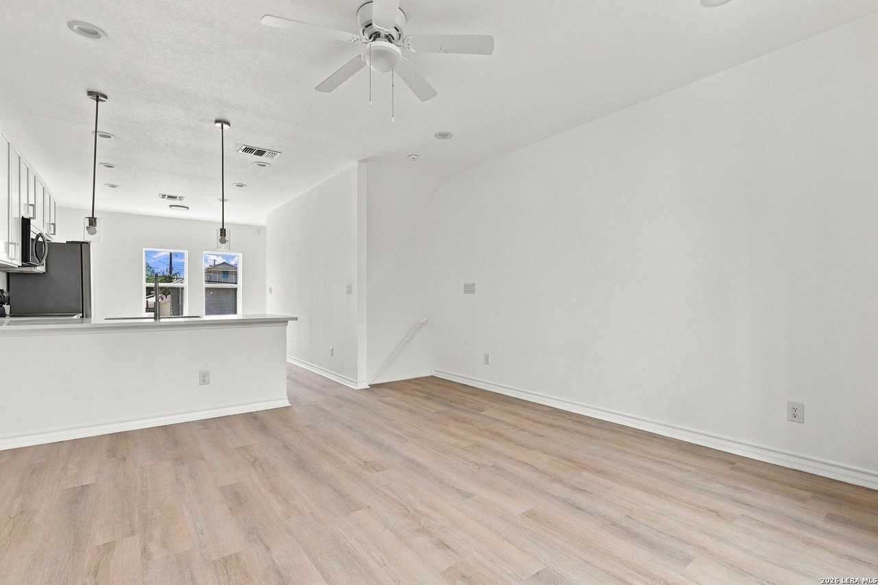 1303 Essex St - Photo 6 of 28