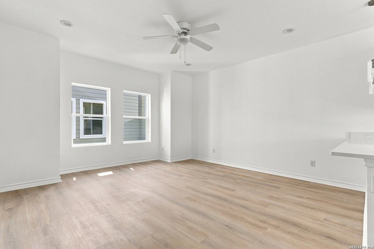 1303 Essex St - Photo 7 of 28